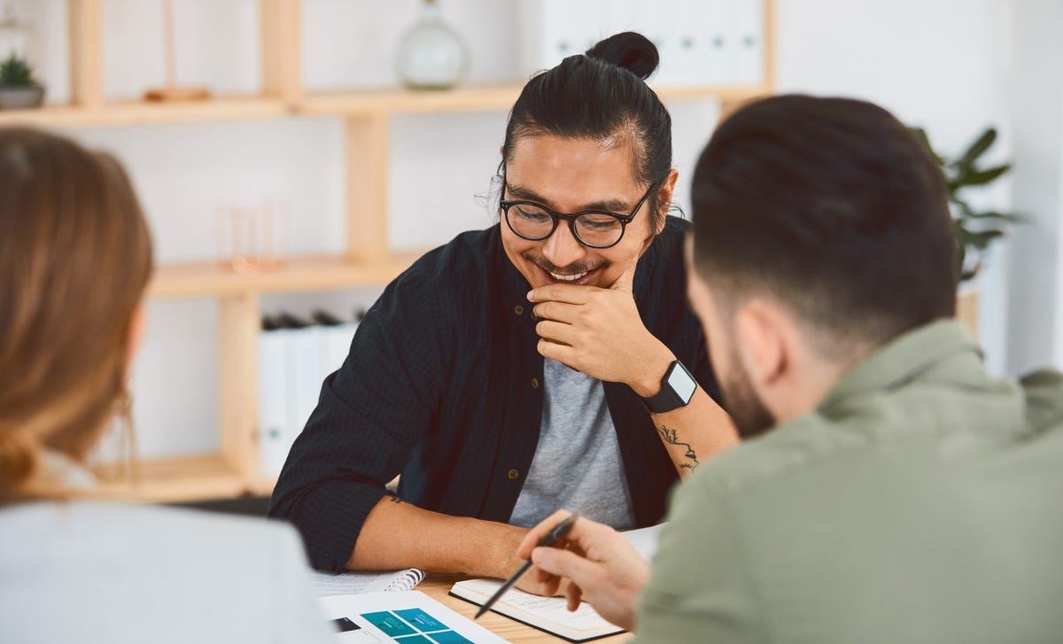 A student watching what their instructor shows him during a foreign language lesson