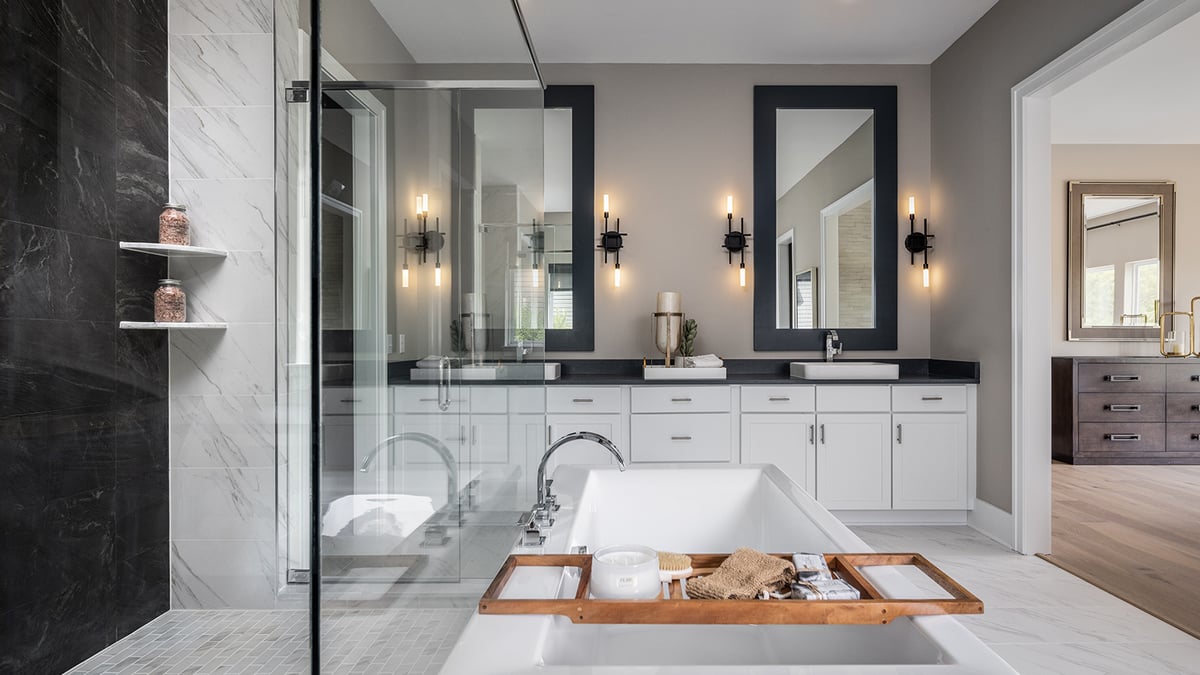 6_Owners_Bath_Great_Room_Charleston_III_Akron.jpg