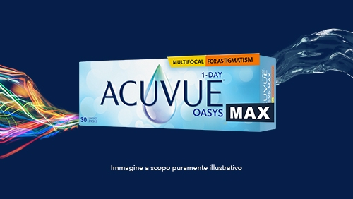 Donna guarda lo schermo del pc portatile in una stanza con le luci molto basse