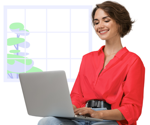 Mujer sonriendo mientras utiliza una laptop para comprar un seguro inversión