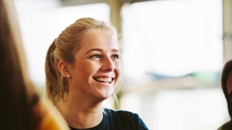 Mujer estudiando inglés para niños