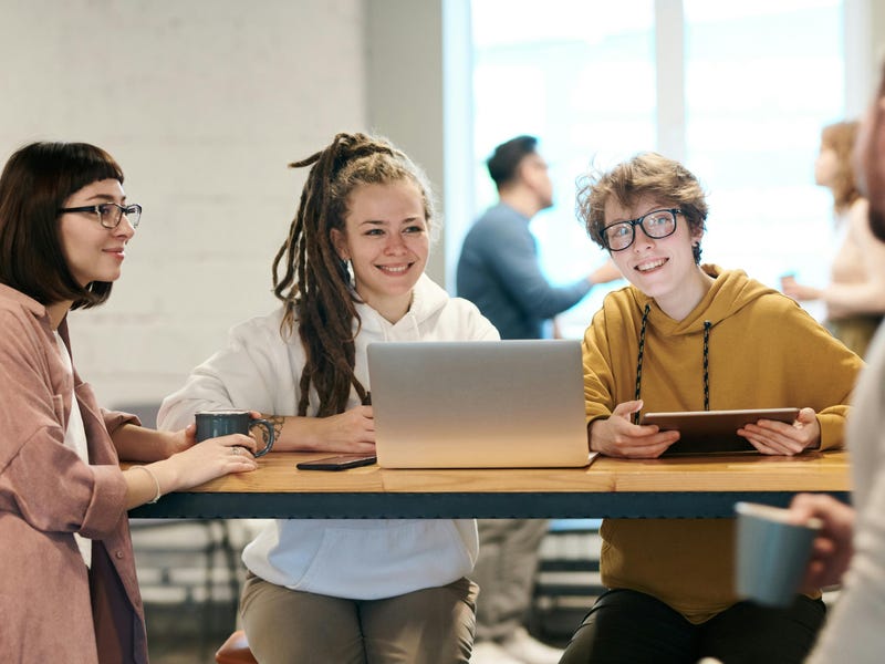 Personas de diferentes países usando diferentes tipos de inglés para comunicarse.