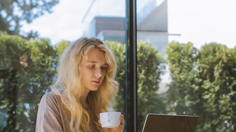 Mujer en clases grupales online de francés