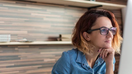 Mujer aprendiendo un idioma nuevo desde casa