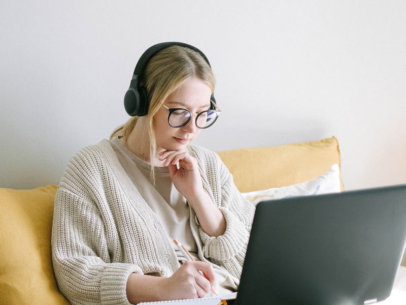 Mujer estudiando abreviaciones en inglés