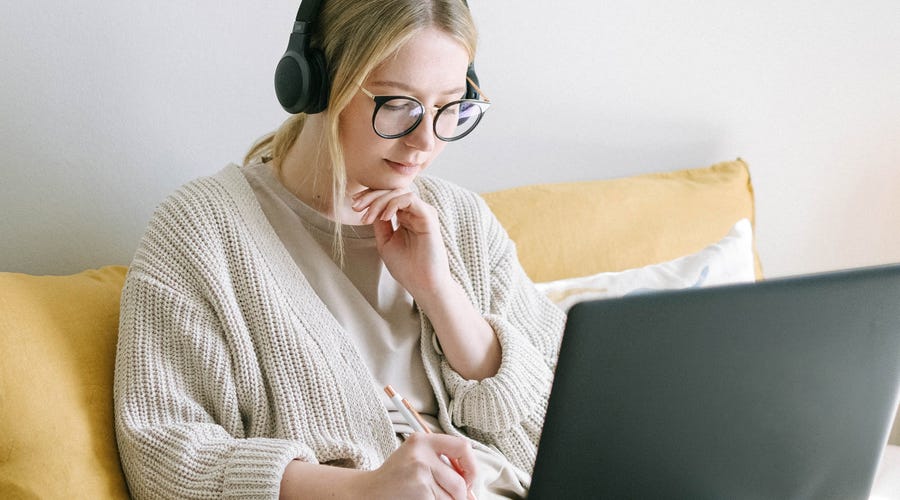 Mujer estudiando abreviaciones en inglés