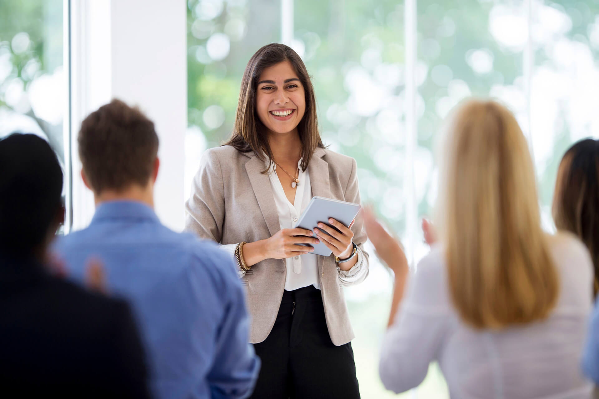Mujer participando en clase de inglés avanzado con Berlitz. Ideal para quienes desean perfeccionar su dominio del idioma con expertos.