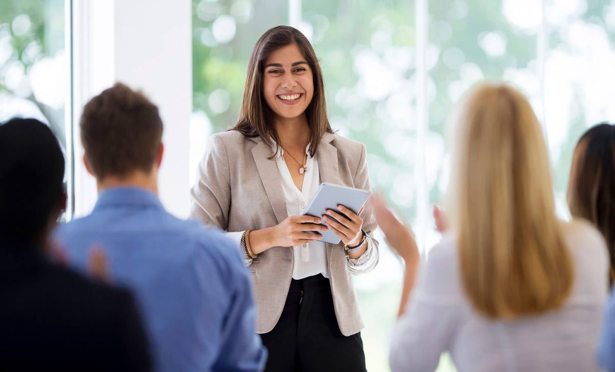 Mujer participando en clase de inglés avanzado con Berlitz. Ideal para quienes desean perfeccionar su dominio del idioma con expertos.