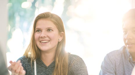 Mujer en clases extracurriculares de idiomas