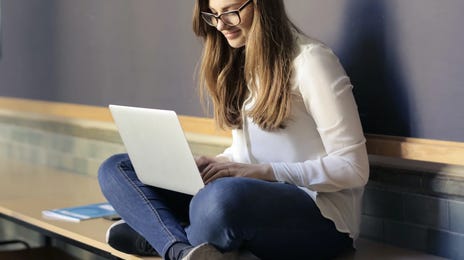 Mujer aprendiendo alemán rápido con Berlitz