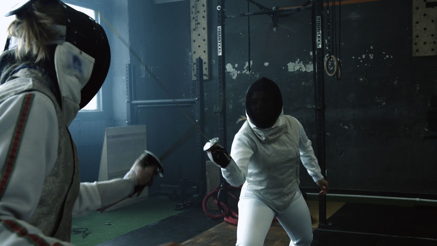 Dos personas practicando esgrima