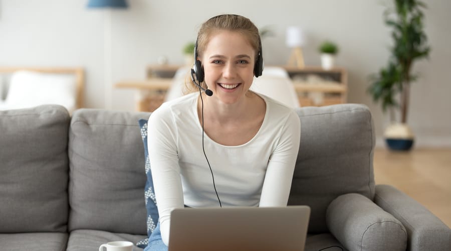 Mujer alegre haciendo home office, trabajando desde casa.