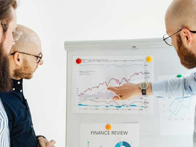 Equipo hablando de los errores que alejan el éxito empresarial.