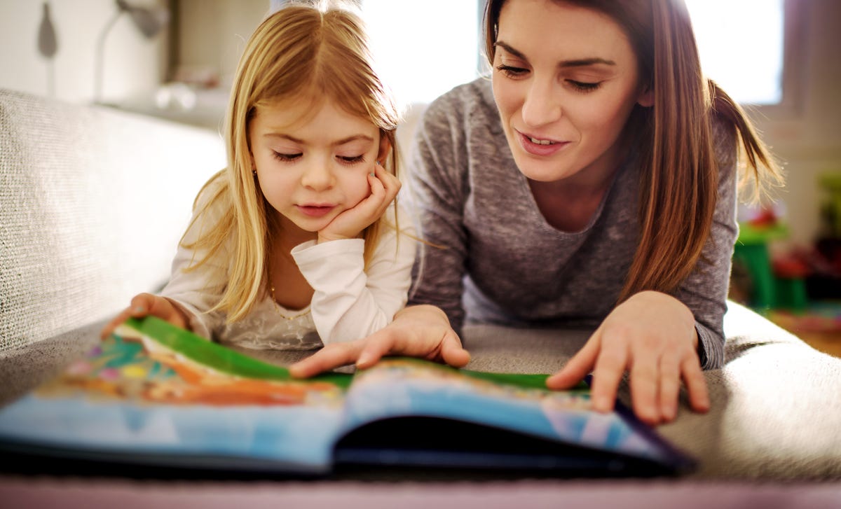 Mujer estudiando inglés para niños de preescolar