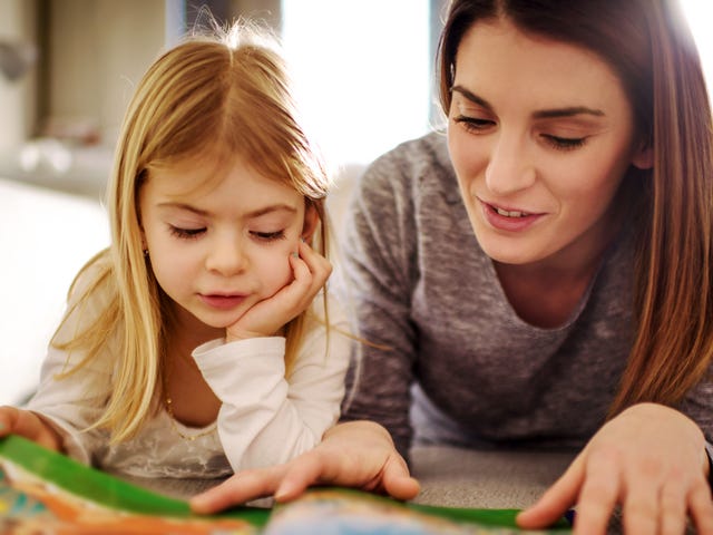 Mujer estudiando inglés para niños de preescolar