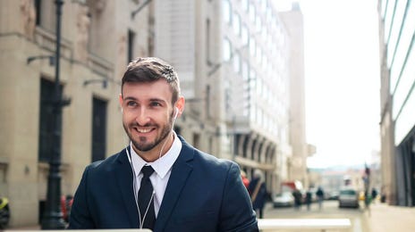Hombre aprendiendo inglés con Berlitz desde cualquier lugar. Formación flexible con clases online personalizadas.