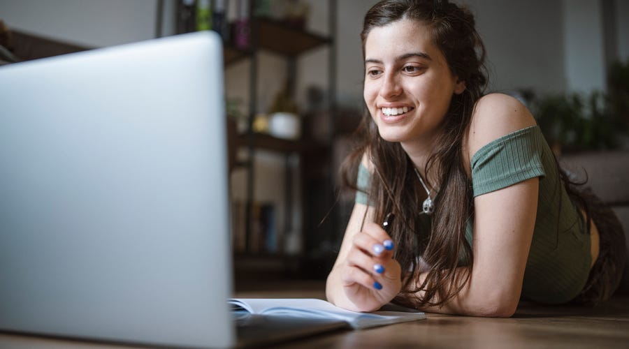 Adolescente en clase virtual