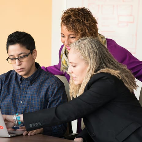 Equipo estudiando vocabulario de ingeniero en inglés.