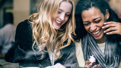 Amigas estudiando gramática en inglés