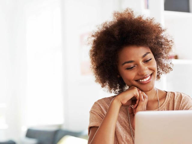 Mujer aprendiendo vocabulario en inglés