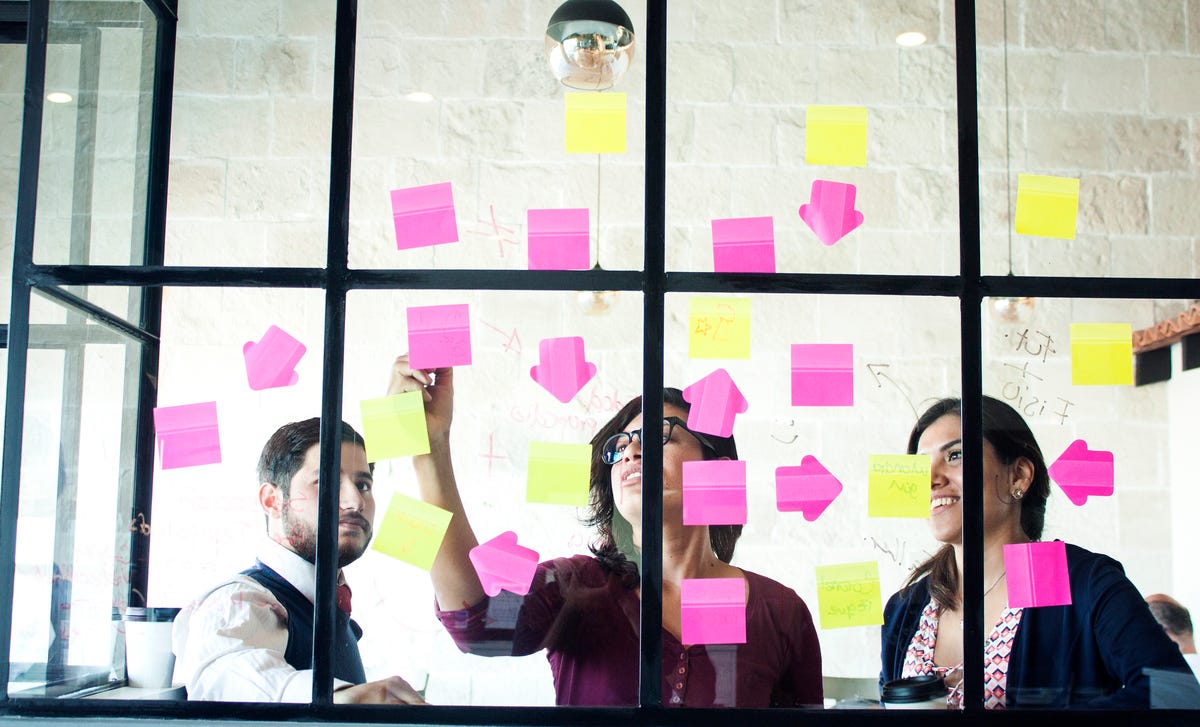 Personas haciendo una planeación estratégica