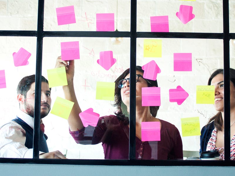 Personas haciendo una planeación estratégica