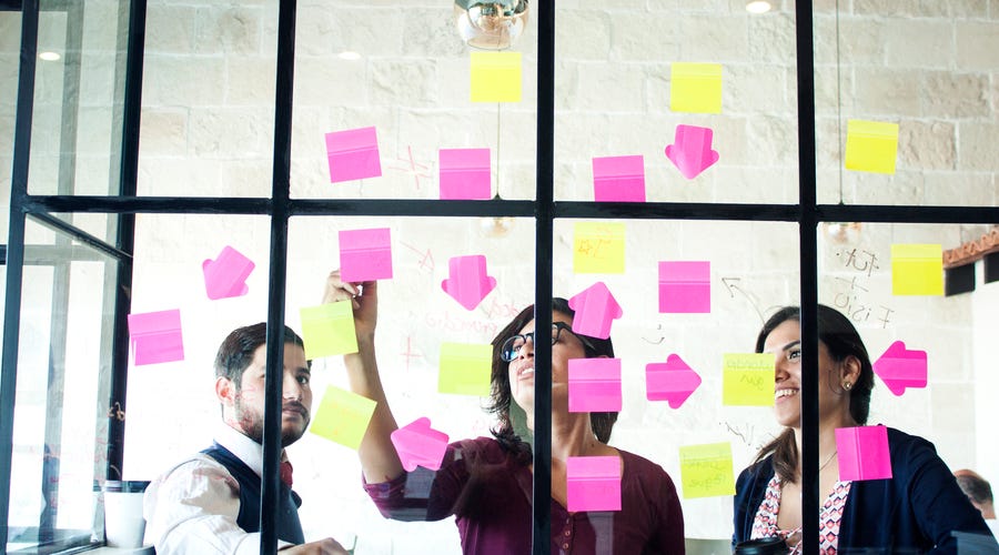 Personas haciendo una planeación estratégica