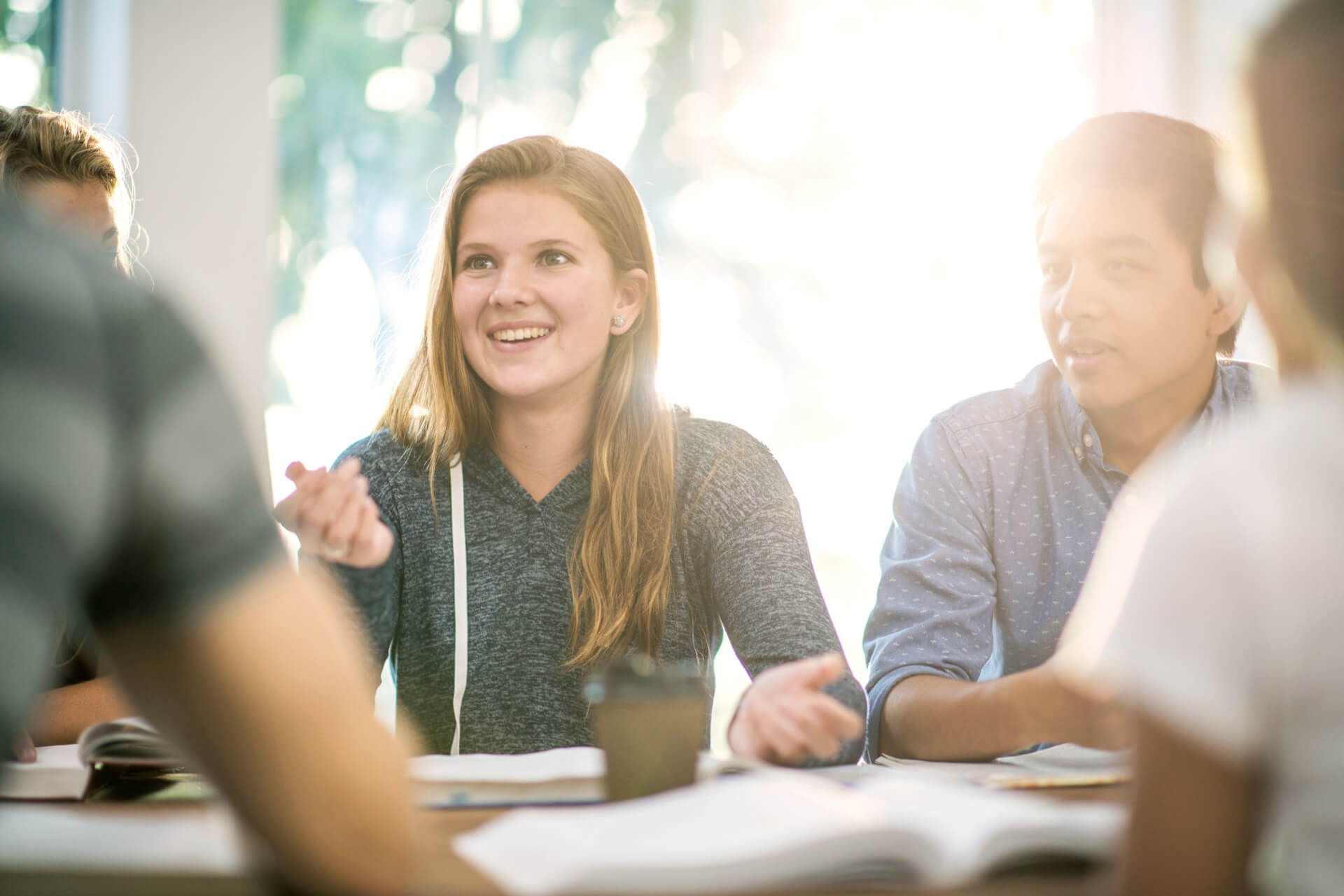 Estudiantes de secundaria participando en clases dinámicas de inglés con Berlitz, como parte del programa de idiomas para jóvenes adolescentes