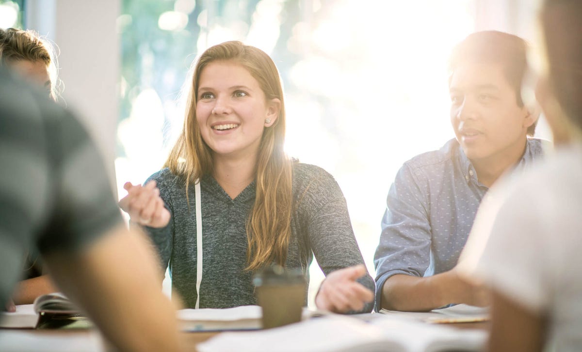 Estudiantes de secundaria participando en clases dinámicas de inglés con Berlitz, como parte del programa de idiomas para jóvenes adolescentes