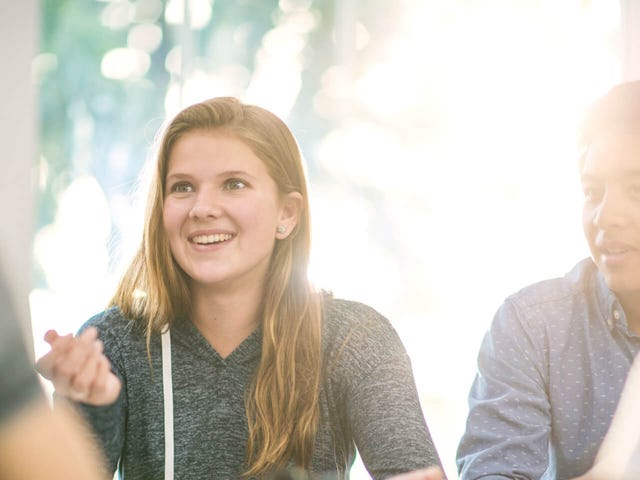 Estudiantes de secundaria participando en clases dinámicas de inglés con Berlitz, como parte del programa de idiomas para jóvenes adolescentes