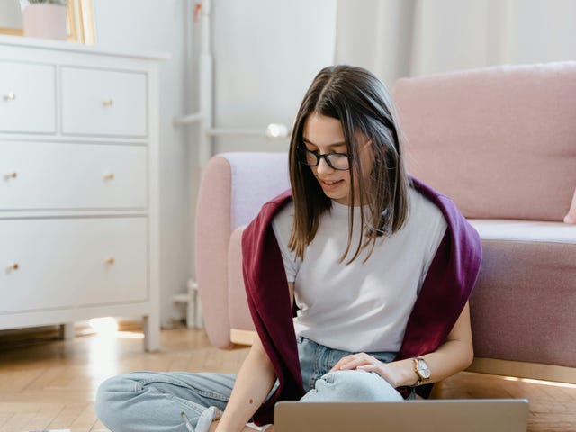 mujer estudiando la neurolingüística