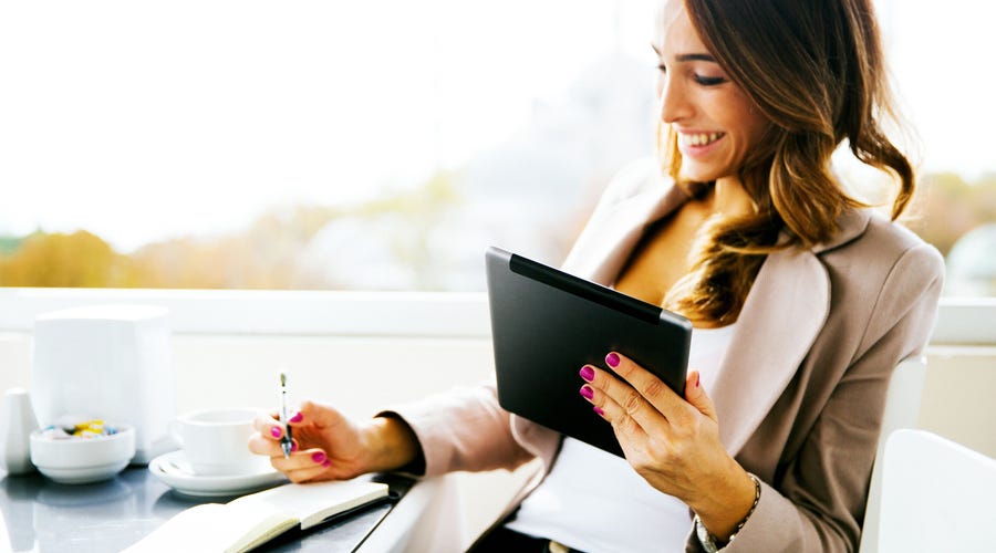 Una mujer escribiendo notas