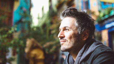 Hombre en cursos de francés flexibles