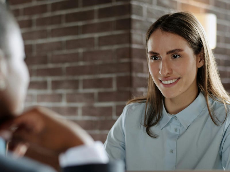 Mujer dueña de una empresa tomando un café mientras busca opciones para el aumento salarial de sus empleados.