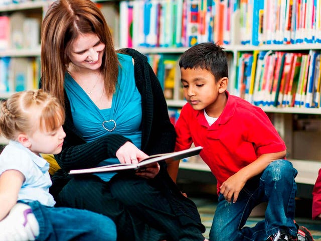 Profesora enseñando idiomas a niños en una biblioteca, parte del programa de cursos de idiomas para niños y jóvenes con el método Berlitz