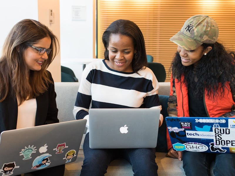 Mujeres aprendiendo las contracciones en inglés