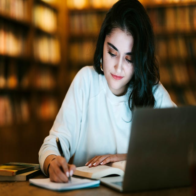Mujer estudiando en Berlitz online