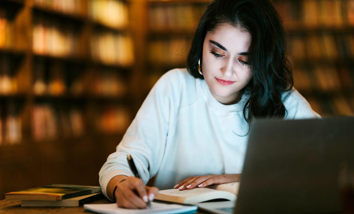Mujer estudiando en Berlitz online