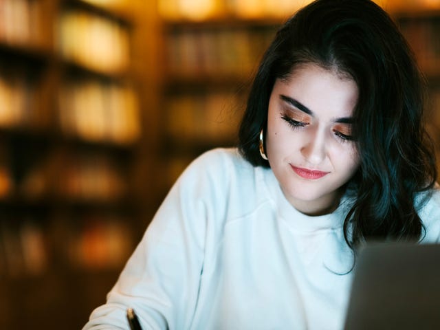 Mujer estudiando en Berlitz online