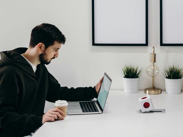 Estudiar portugués abre grandes posibilidades de trabajar de manera remota en una empresa internacional.