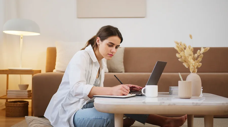 Mujer estudiando pronombres relativos en inglés en una lección de Berlitz.