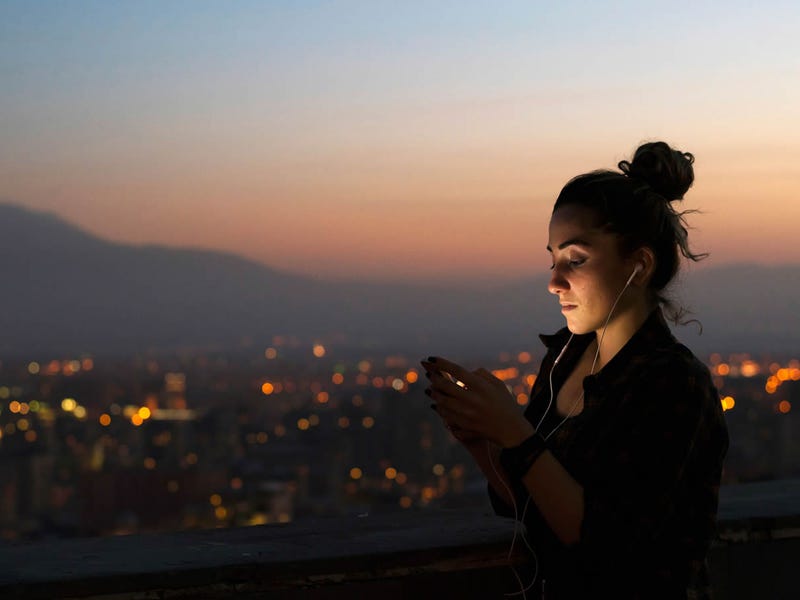 Mujer practicando modal verbs