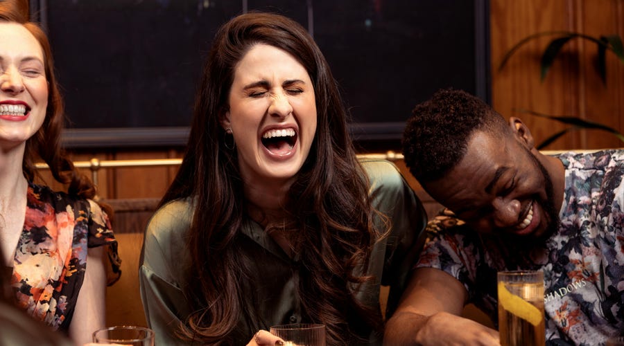 Amigos hablando de las diferencias entre portugués y español.