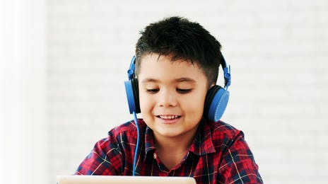 Niño viendo los programas de idiomas para colegios
