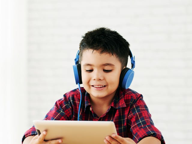 Niño viendo los programas de idiomas para colegios