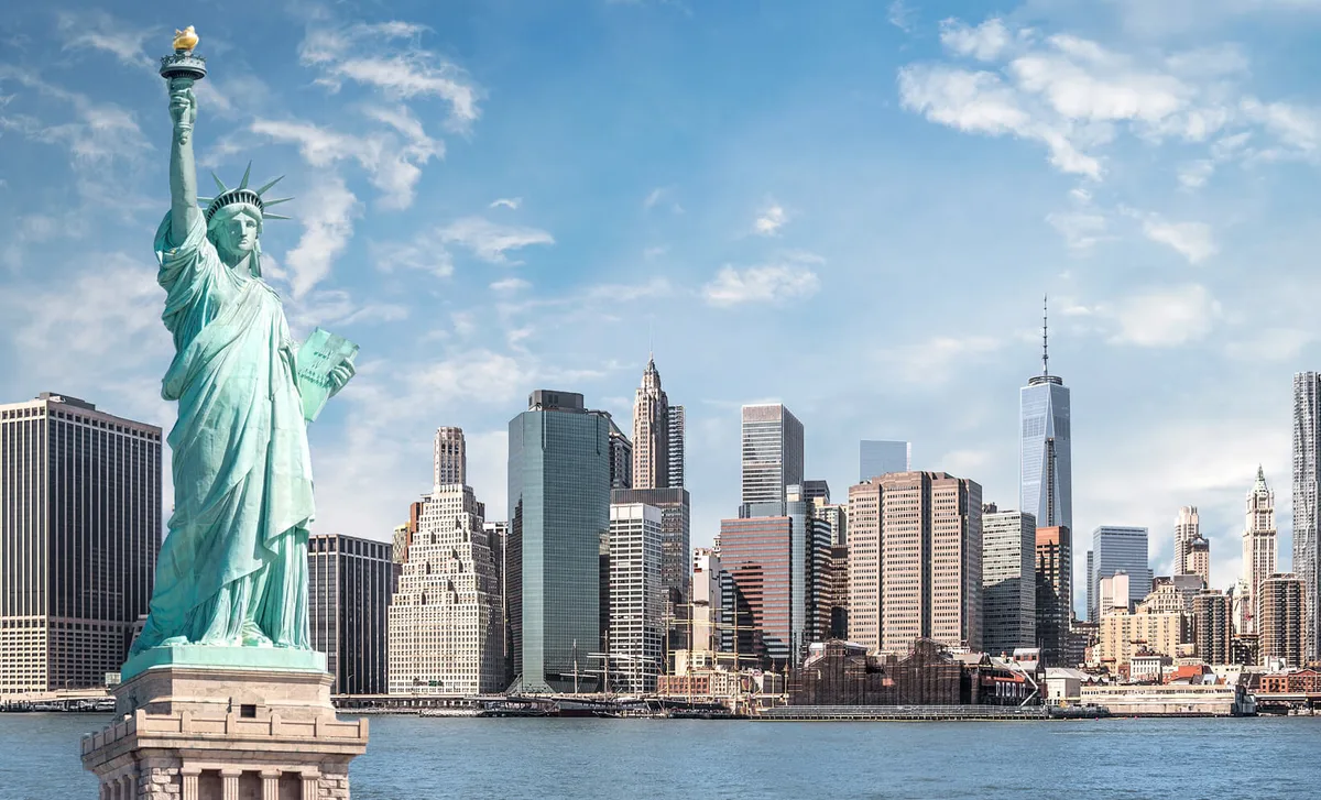 Vista del skyline de Nueva York con la Estatua de la Libertad, imagen representativa de los programas de inmersión en inglés y viajes educativos con Berlitz