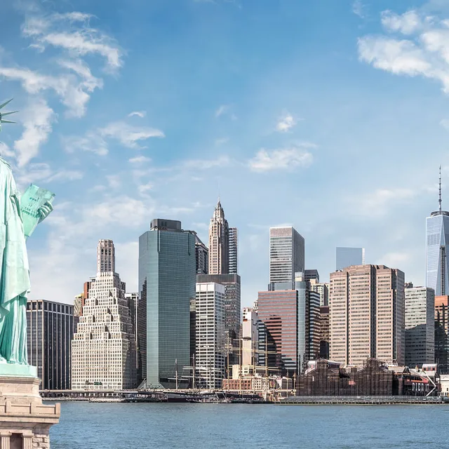 Vista del skyline de Nueva York con la Estatua de la Libertad, imagen representativa de los programas de inmersión en inglés y viajes educativos con Berlitz