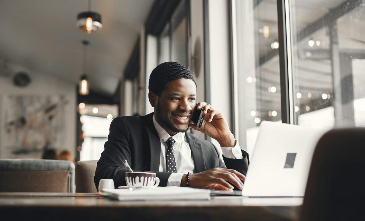Hombre hablando con un cliente en el teléfono después de aprender las características de un líder.