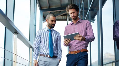 Dos empresarios hablando el Idioma finlandés