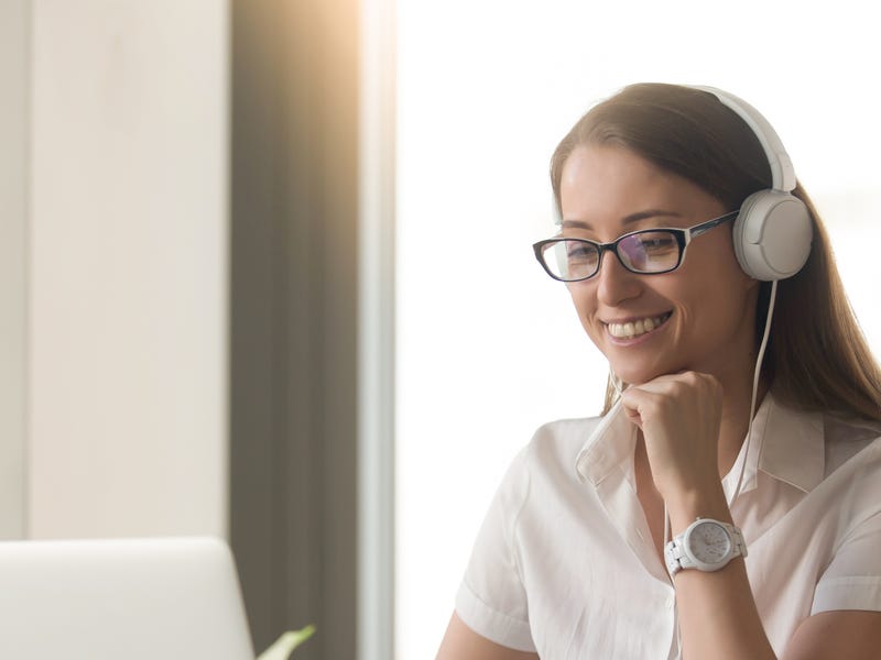Mujer aprendiendo el abecedario en alemán